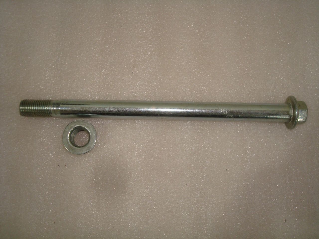 YAMAHA YBR125 ARKA  TEKER MİLİ&SOMUNLU